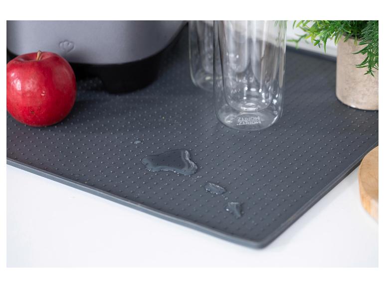 Tapis de séchage gris en silicone avec gouttes d'eau, pomme et verres