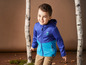 Un garçon porte une veste softshell bleue avec un imprimé robot.