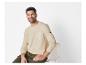 Sweat-shirt beige à manches longues et pantalon kaki pour homme.