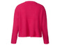 Un pull rose à manches longues en tricot.