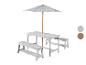 Table et bancs en bois pour enfants avec parasol gris à étoiles blanches.
