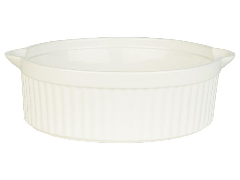 Un plat à gratin rond en céramique blanc avec des poignées.