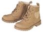 Deux paires de bottes beiges à lacets, l'une avec un cœur.
