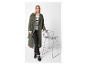 Femme portant un trench-coat vert olive et des chaussures noires.