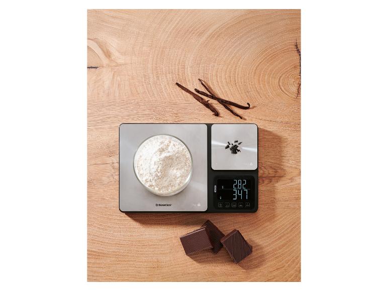 Balance de cuisine SilverCrest avec farine, vanille et chocolat sur une surface en bois.