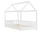Un lit en bois blanc avec une structure de toit.