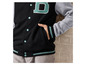 Veste de baseball noire avec un 'B' brodé en vert.