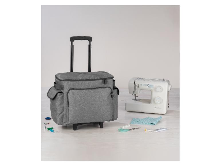 Sac de couture à roulettes et machine à coudre SilverCrest avec accessoires.