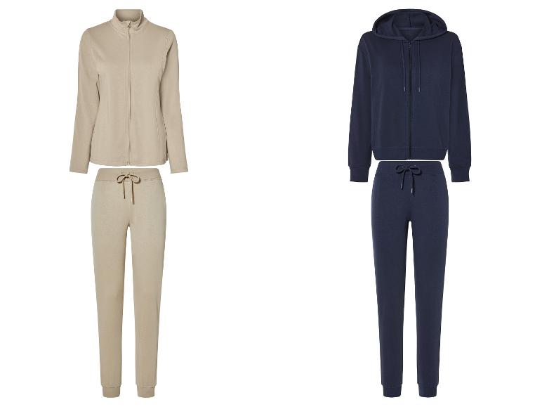 Deux ensembles de survêtements, un beige et un bleu marine.