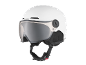 Casque de ski blanc avec visière intégrée et jugulaire réglable.