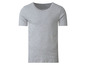 Un t-shirt gris à manches courtes.