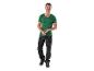 Un homme portant un t-shirt vert Parkside et un pantalon de travail noir.