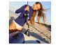 Une femme insère une canne à pêche dans le support du bateau gonflable HOME DELUXE Pike Eco.