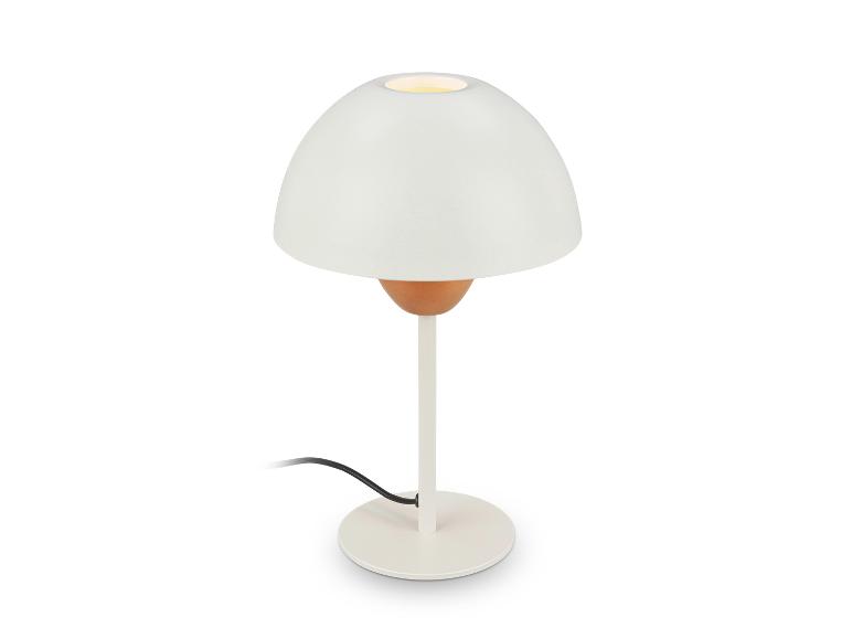Lampe de table blanche avec abat-jour en dôme et base ronde, avec un accent en bois.