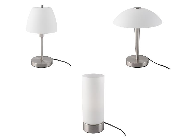 Trois lampes de table modernes avec abat-jour blancs et bases en métal brossé.