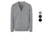 Un cardigan gris en tricot avec des boutons.