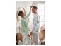 Un couple en pyjama assorti, elle en vert et lui en rayures