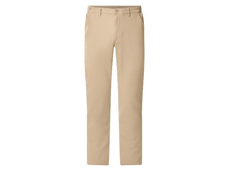 Pantalon chino beige pour homme avec fermeture boutonnée et zippée.
