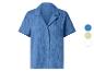Chemise femme bleue à manches courtes en coton froissé avec boutons, avec options de couleur à droite.