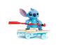 Figurine Stitch sur skateboard avec pagaie rouge.