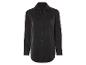 Une chemise en soie noire à manches longues.