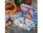 Une fille joue avec un calendrier de l'Avent jouet comprenant un château et des figurines.