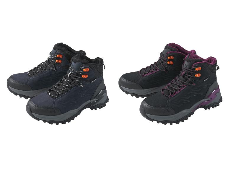 Deux paires de chaussures de randonnée, une bleu foncé avec des détails orange et une noire avec des détails violets.