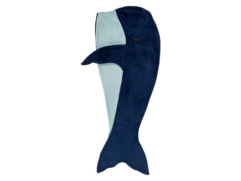 Une couverture en peluche bleue en forme de baleine.
