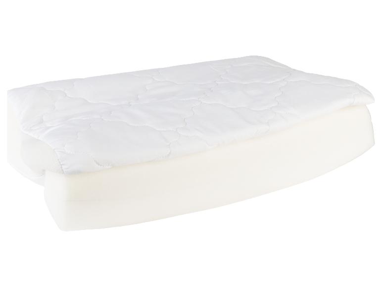 Un oreiller blanc et doux avec une taie d'oreiller.