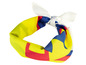 Un bandana jaune avec des détails bleus et rouges.
