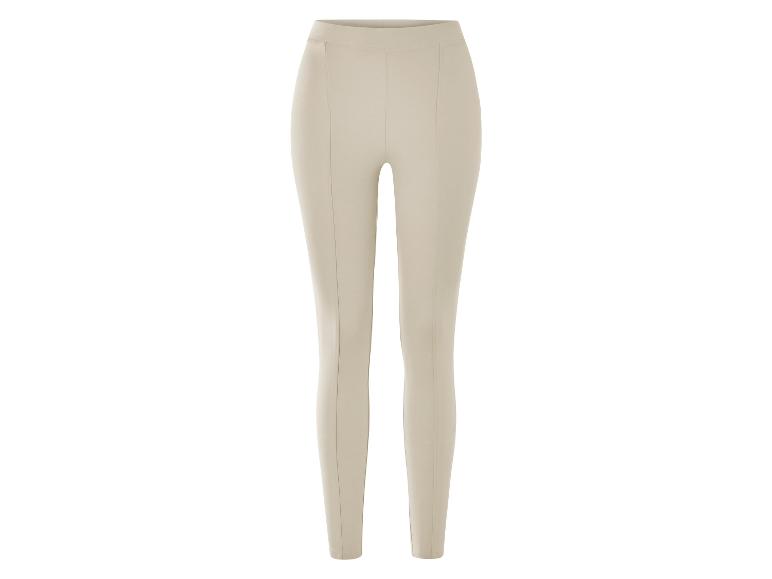 Pantalon beige à jambes étroites.