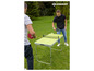 Deux hommes jouent au ping-pong sur une table Schildkröt en extérieur.