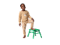 Enfant en pyjama beige à motif d'ours, un pied sur un tabouret vert.