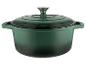 Cocotte en fonte verte avec couvercle.