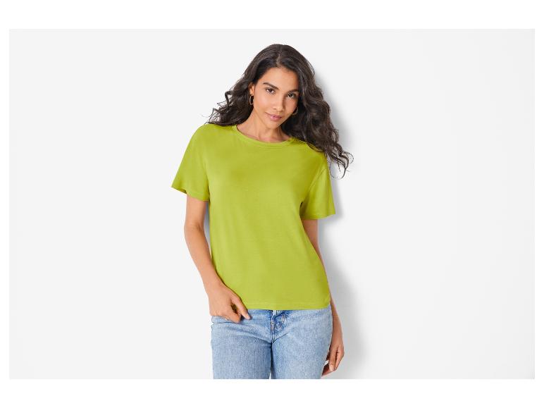 T-shirt vert clair et jeans : vêtements décontractés pour femme.