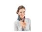 Femme souriante portant un collier cervical gris.