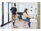 Homme passe l'aspirateur Bissell CrossWave, femme travaille sur ordinateur portable, chat sur fauteuil.