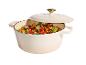 Cocotte crème avec couvercle, remplie de légumes colorés et de pommes de terre.