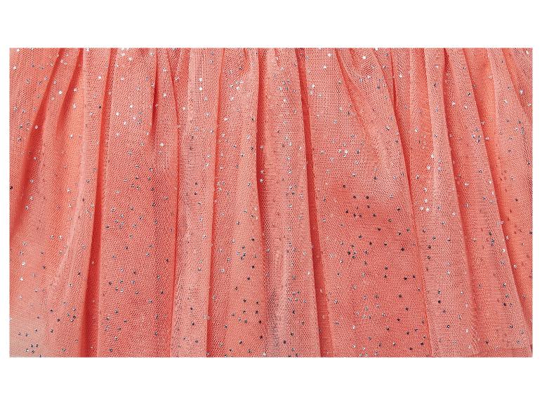 Une jupe en tulle rose avec des paillettes argentées.