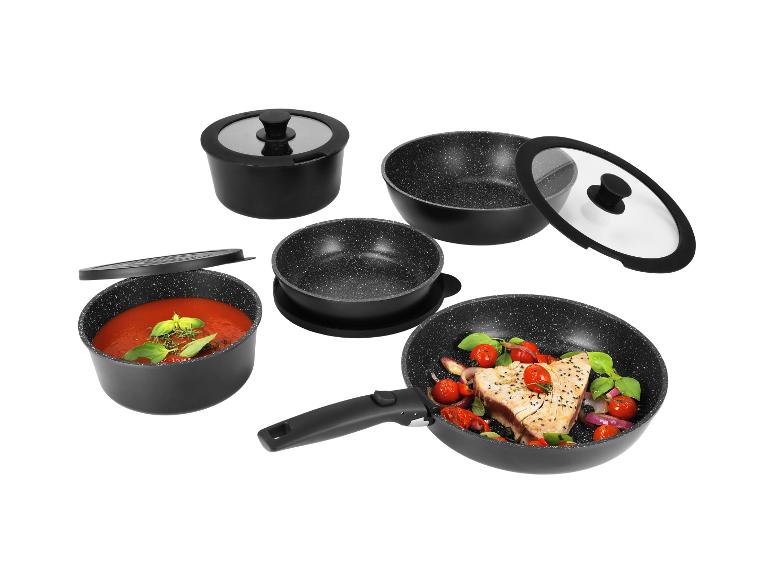 Ensemble d'ustensiles de cuisine noirs antiadhésifs, comprenant des casseroles et des poêles avec des aliments.