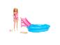 Poupée en maillot de bain avec piscine, toboggan, serviette et boissons.