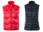 Deux gilets matelassés, un rouge et un noir.