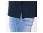 Polo noir et jeans bleu clair.