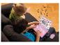 Des enfants jouent avec un clavier rose Lexibook sur le thème de Disney.
