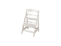 Chaise haute bébé en bois blanc avec siège et repose-pieds réglables.