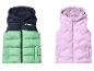 Gilets matelassés pour enfants avec capuche : un bleu marine et vert menthe avec une voiture, un autre violet.