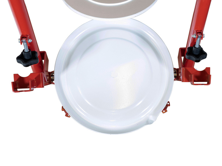 Deux assiettes blanches fixées à un cadre en métal rouge.