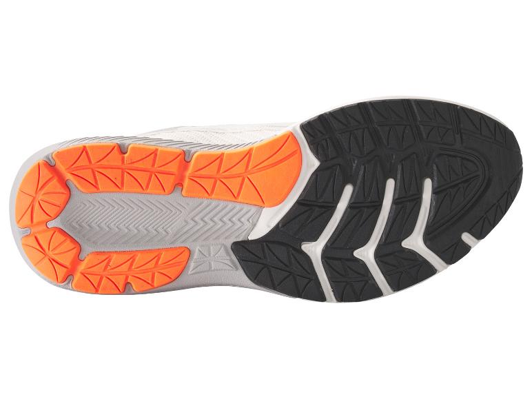 Semelle de baskets : détails orange et noir.