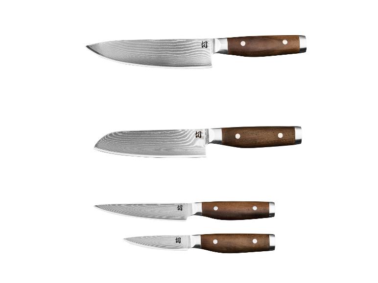 Ensemble de quatre couteaux de cuisine avec manches en bois et lames damassées.