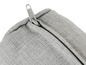 Une housse de coussin en tissu gris avec une fermeture éclair.
